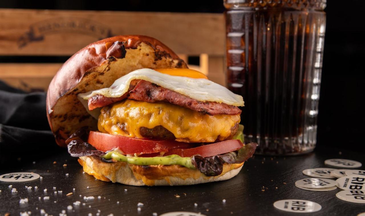 بوسادا دي لشبونة - الفنادق الصغيرة الفاخرة في العالم Lisboa المظهر الخارجي الصورة A cheeseburger with bacon and egg
