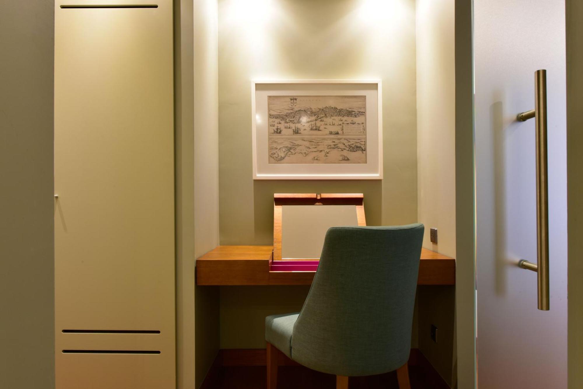 بوسادا دي لشبونة - الفنادق الصغيرة الفاخرة في العالم Lisboa المظهر الخارجي الصورة A work desk in a hotel room